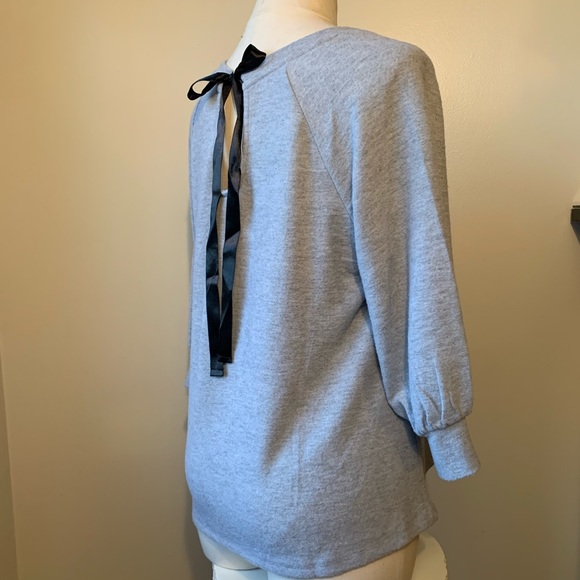 Tresics Luxe 3/4-Sleeve Peep-Hole Tie Top - Picture 2 of 7